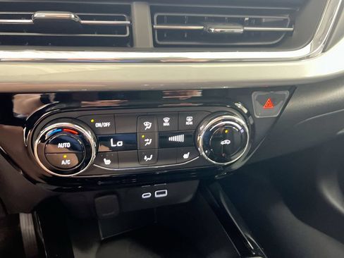 Used 2025 Chevrolet Trax LT w/ LT Convenience Package FWD image 15