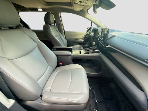 Used 2024 Toyota Sienna XLE FWD image 30