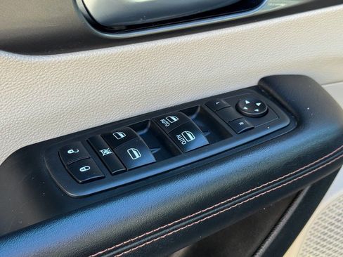 Used 2020 Chrysler Pacifica Touring-L image 22