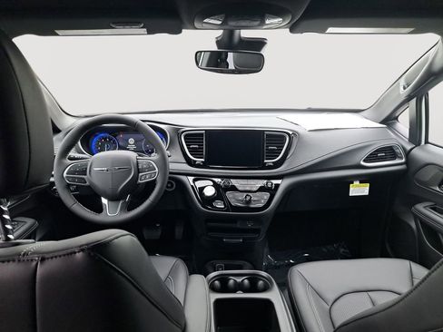 New 2026 Chrysler Pacifica Select image 13