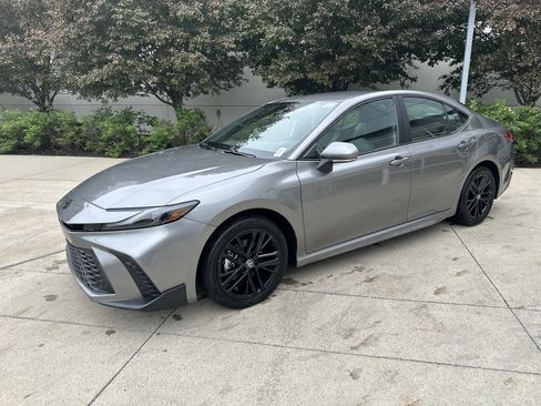 Used 2025 Toyota Camry SE w/ Convenience Package AWD/4WD image 3