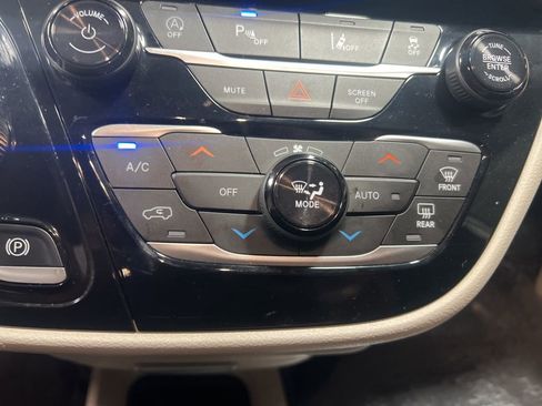 Used 2024 Chrysler Pacifica Touring-L image 27