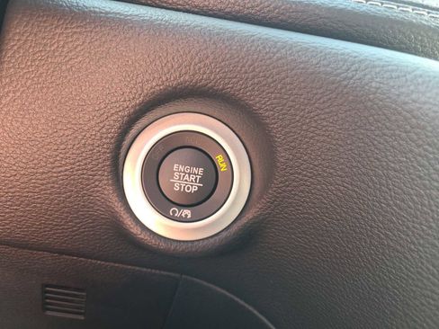 New 2023 Chrysler Pacifica Limited w/ Uconnect Theater Family Group image 31