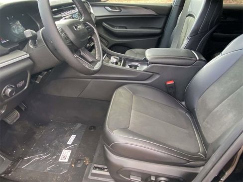 New 2025 Jeep Grand Cherokee Altitude image 11