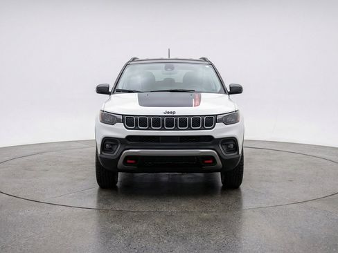 Used 2025 Jeep Compass Trailhawk w/ Trailer Tow Group AWD/4WD image 2