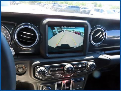Used 2023 Jeep Wrangler Unlimited Sahara AWD/4WD image 18