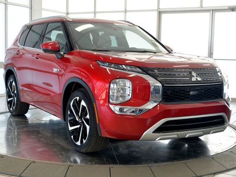 Used 2023 Mitsubishi Outlander SEL image 2