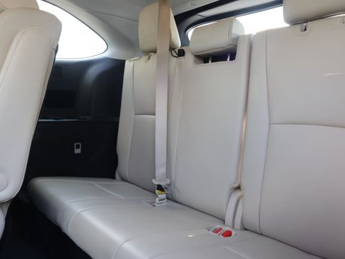 Used 2022 Toyota Highlander XLE FWD image 11