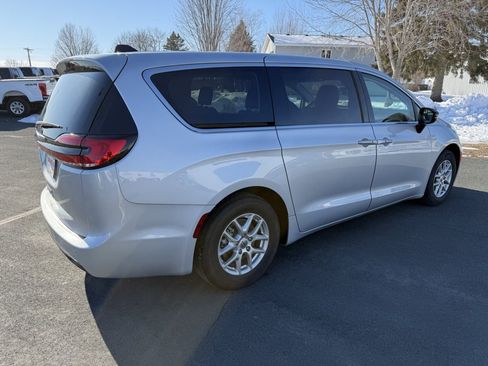 Used 2024 Chrysler Pacifica Touring-L image 8