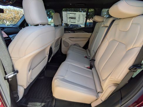 New 2025 Jeep Grand Cherokee Limited image 15