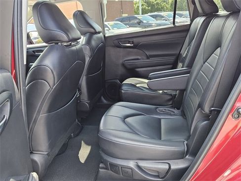 Used 2022 Toyota Highlander XLE image 7