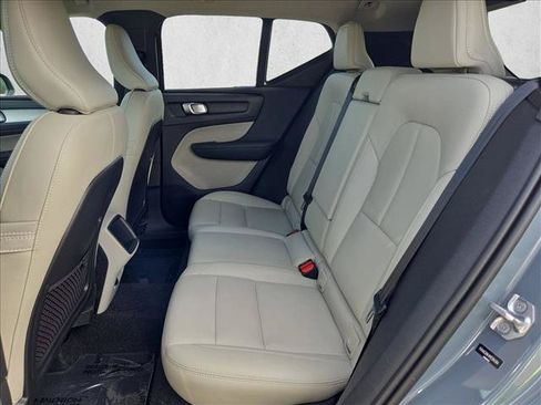 Used 2021 Volvo XC40 T4 Momentum FWD image 25