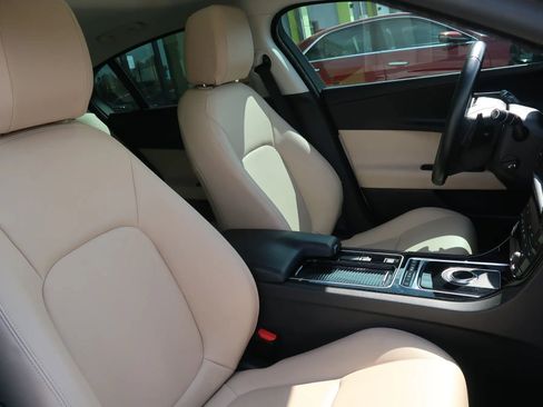 Used 2018 Jaguar XE image 27