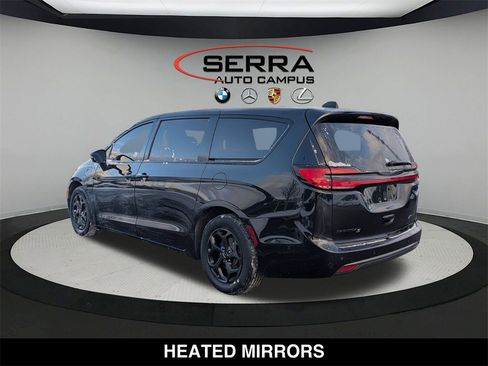 Used 2022 Chrysler Pacifica Limited w/ Uconnect Theater Family Group image 15