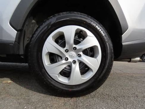 Used 2022 Toyota RAV4 LE image 9