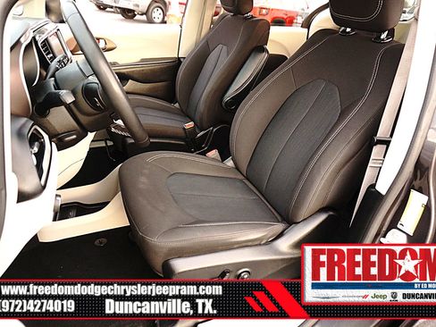 Used 2023 Chrysler Voyager LX image 14