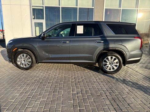 Used 2023 Hyundai Palisade SE image 2