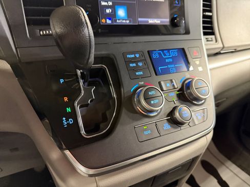 Used 2015 Toyota Sienna LE FWD image 31