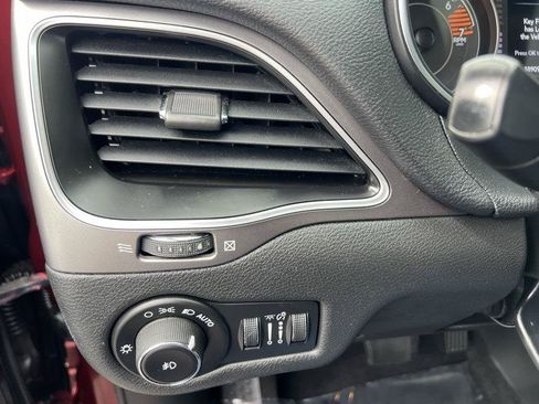 Used 2019 Jeep Cherokee Latitude Plus FWD image 21