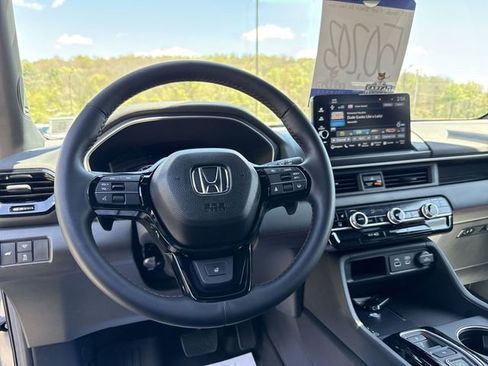 Used 2025 Honda Pilot Black Edition image 13