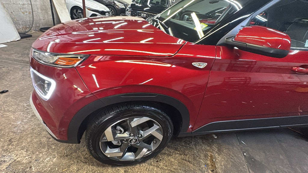 Used 2025 Hyundai Venue Limited FWD image 9