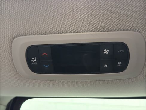 Used 2024 Chrysler Pacifica Touring-L image 13