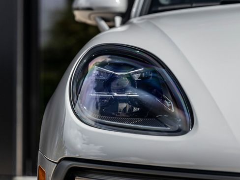 Certified 2025 Porsche Macan AWD/4WD image 16