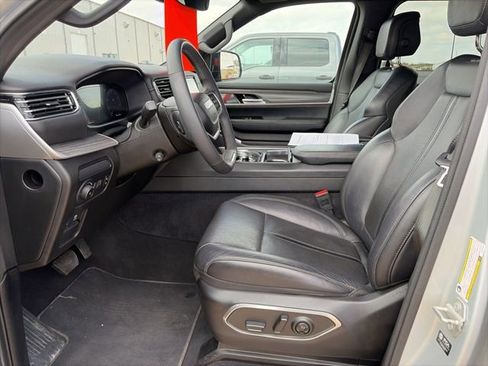 Used 2024 Jeep Wagoneer L Series II w/ Flexible Seating Group image 5