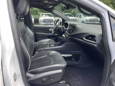 Certified 2025 Chrysler Pacifica Limited FWD image 16