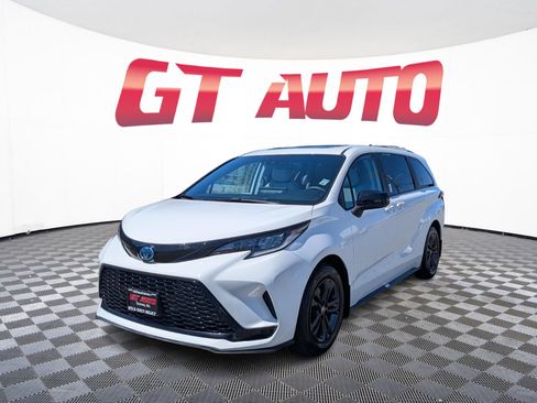 Used 2025 Toyota Sienna XSE AWD/4WD image 2