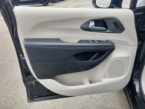 Used 2024 Chrysler Pacifica Touring-L FWD image 13