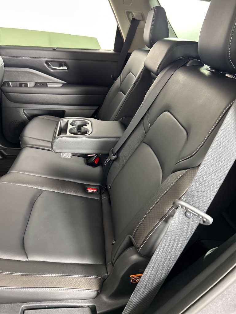 Used 2023 Nissan Pathfinder SL AWD/4WD image 17