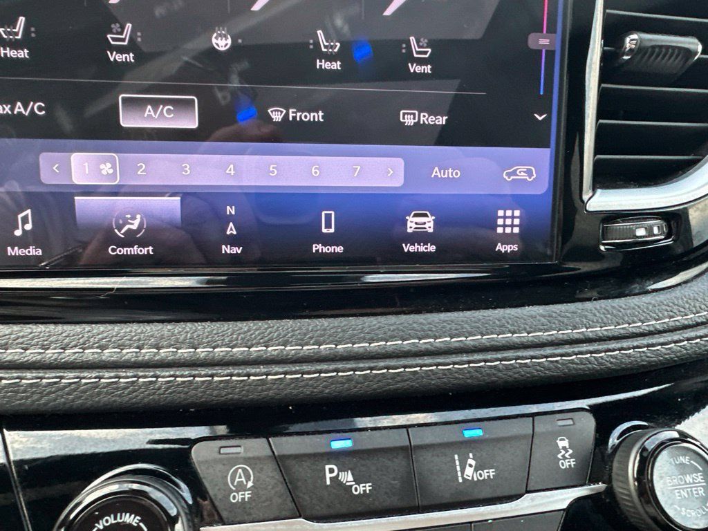 Used 2025 Chrysler Pacifica Limited FWD image 19