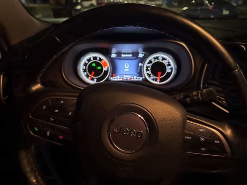 Used 2020 Jeep Cherokee Limited image 3