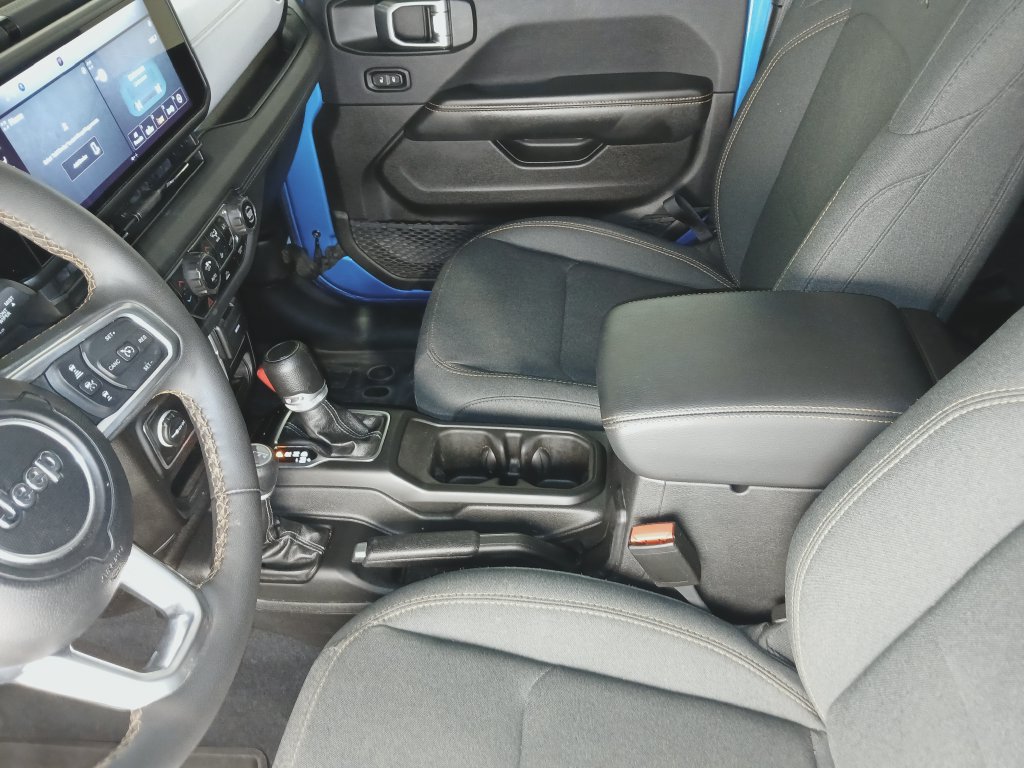 Used 2024 Jeep Wrangler Unlimited Sahara AWD/4WD image 17