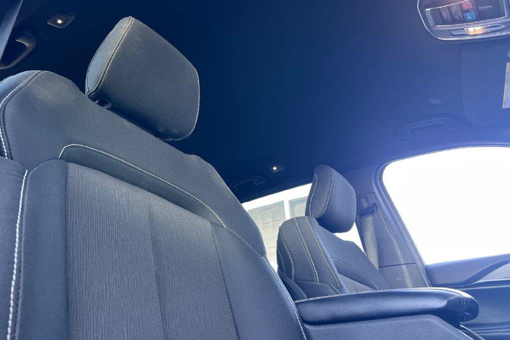 Used 2024 Jeep Grand Cherokee Laredo w/ Luxury Tech Group I RWD image 17