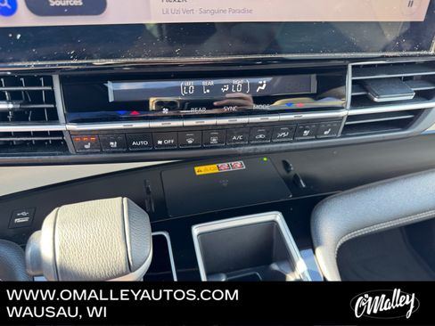 Used 2025 Toyota Sienna Platinum AWD/4WD image 21