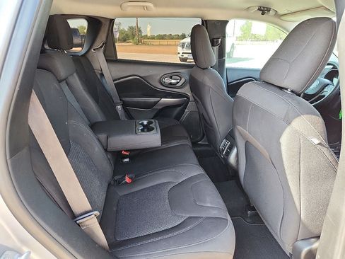 Used 2019 Jeep Cherokee Latitude w/ Popular Appearance Group FWD image 10
