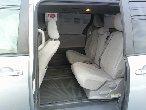Used 2015 Toyota Sienna LE image 16