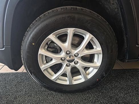 Used 2018 Jeep Cherokee Latitude Plus w/ Cold Weather Group image 42