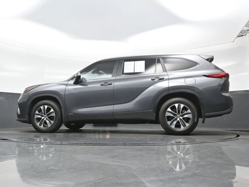 Used 2023 Toyota Highlander XLE AWD/4WD image 30