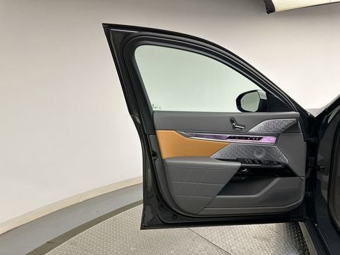 Used 2024 BMW 760i xDrive w/ Executive Package image 21