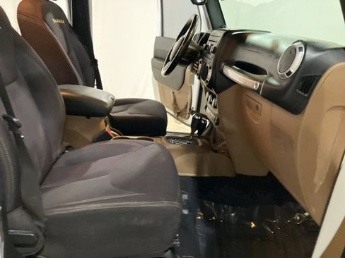 Used 2013 Jeep Wrangler Unlimited Sahara image 23