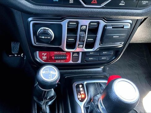 Used 2024 Jeep Wrangler Unlimited AWD/4WD image 15