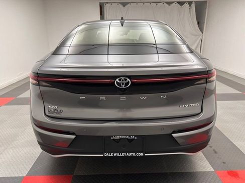 Used 2023 Toyota Crown Limited image 5