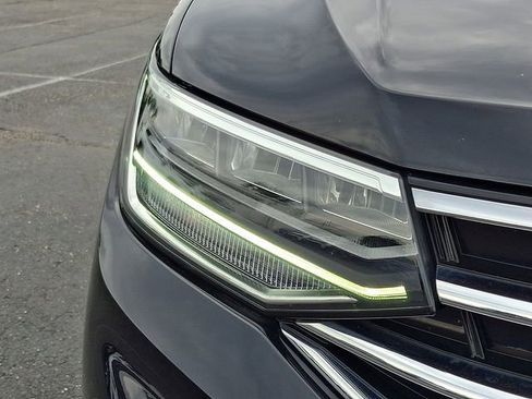Used 2023 Volkswagen Tiguan SE w/ Panoramic Sunroof Package AWD/4WD image 9