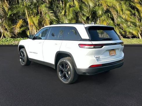 Used 2024 Jeep Grand Cherokee Altitude image 7
