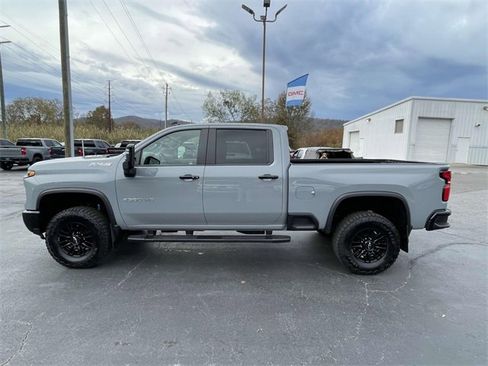 Used 2025 Chevrolet Silverado 2500 ZR2 w/ Technology Package image 2