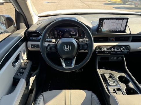 Used 2025 Honda Pilot Elite image 11