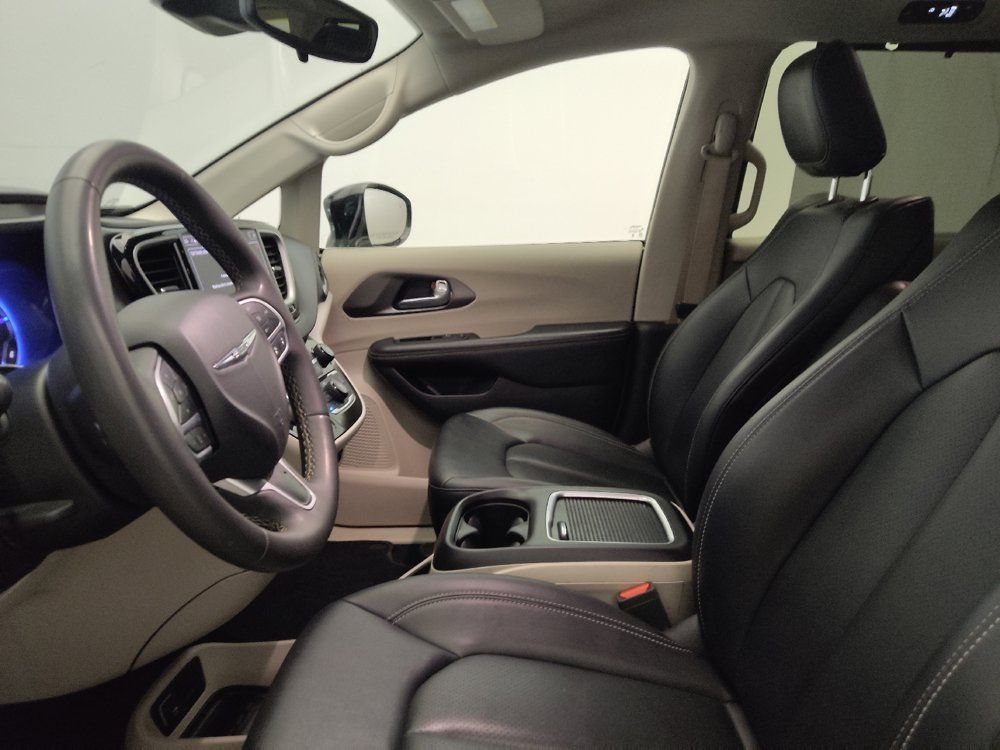 Used 2024 Chrysler Pacifica Touring-L FWD image 17